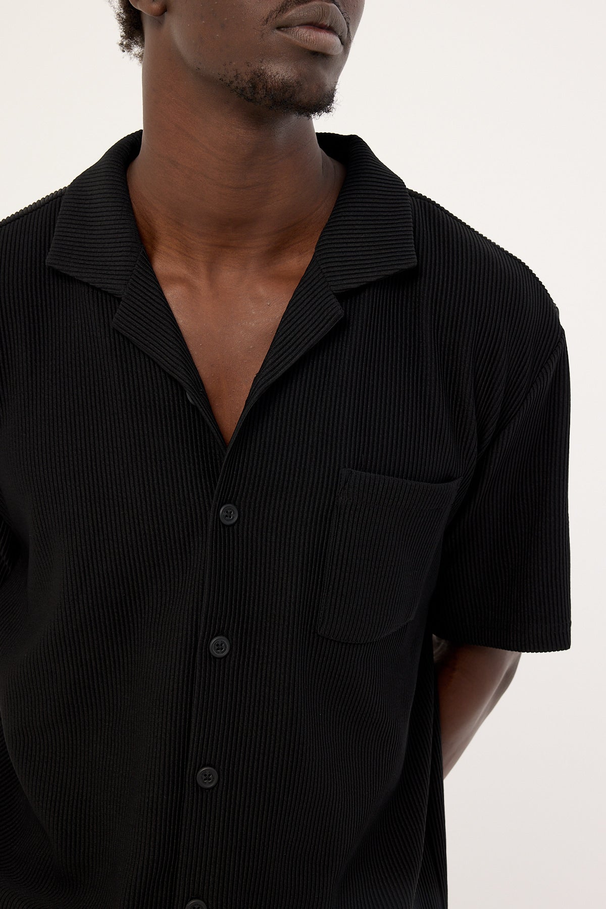 Common Need Austin Pleated Resort Shirt Black - Image 3